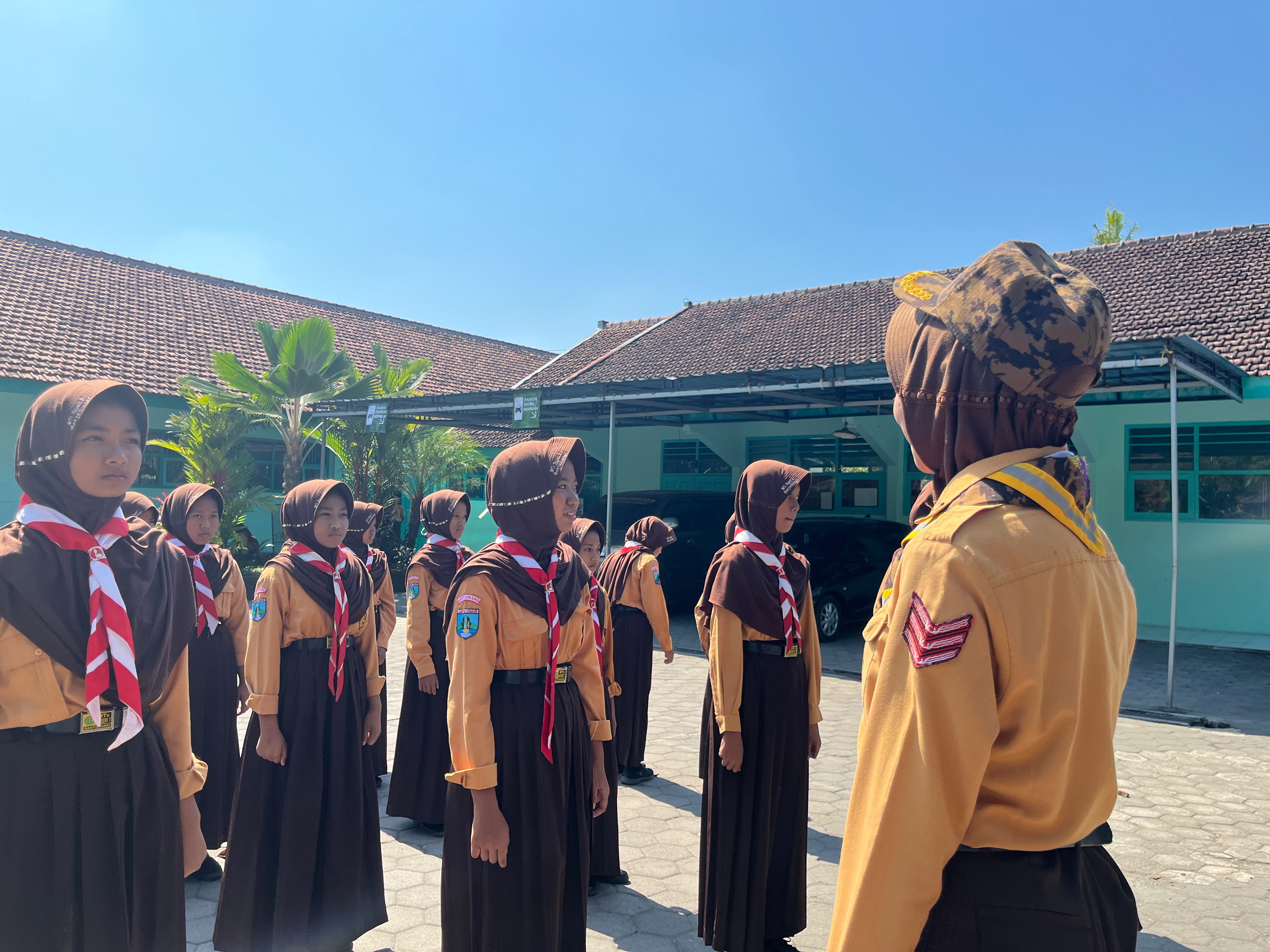 Disiplin Sejak Dini, Siswa MTsN 7 Banyuwangi Semangat Ikuti Latihan PBB Pramuka